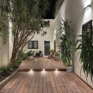 https://la-maison-darles.fr-provencehotel.com